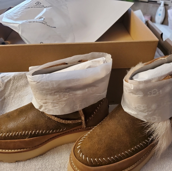 Ugg Boots Ladies siz 5 - Picture 3 of 8